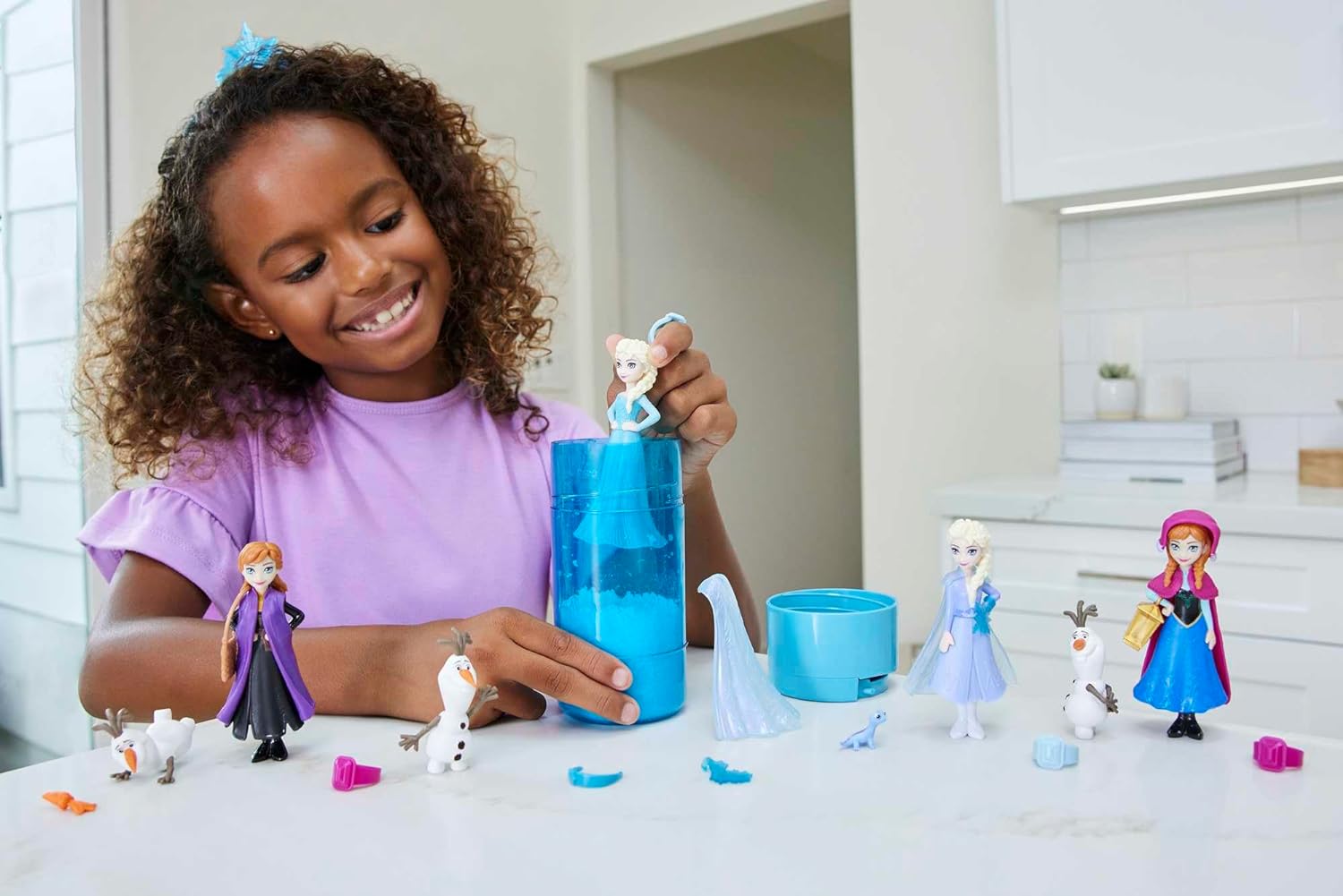 Mattel Disney Frozen Snow Colour Reveal, Includes Powder and 6 Surprise Movie Characters Including Anna, Elsa, and Olaf, Disney Doll Accessories, Toys for Ages 3 and Up, HMB83 - Image 3